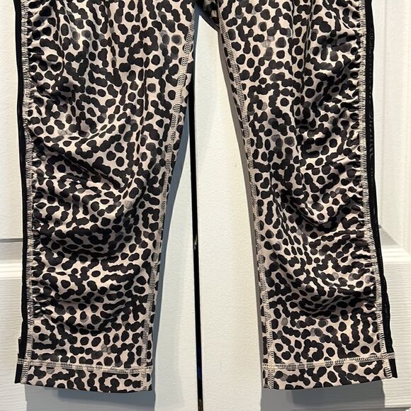 LULULEMON Luxtreme Leopard Print Capris Size 8 - Picture 3 of 15